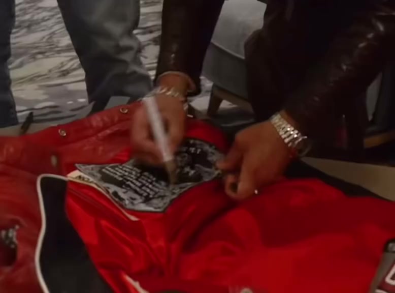 开云-时装设计师Jeff Hamilton送杨瀚森专属夹克 库里和利拉德也收到过