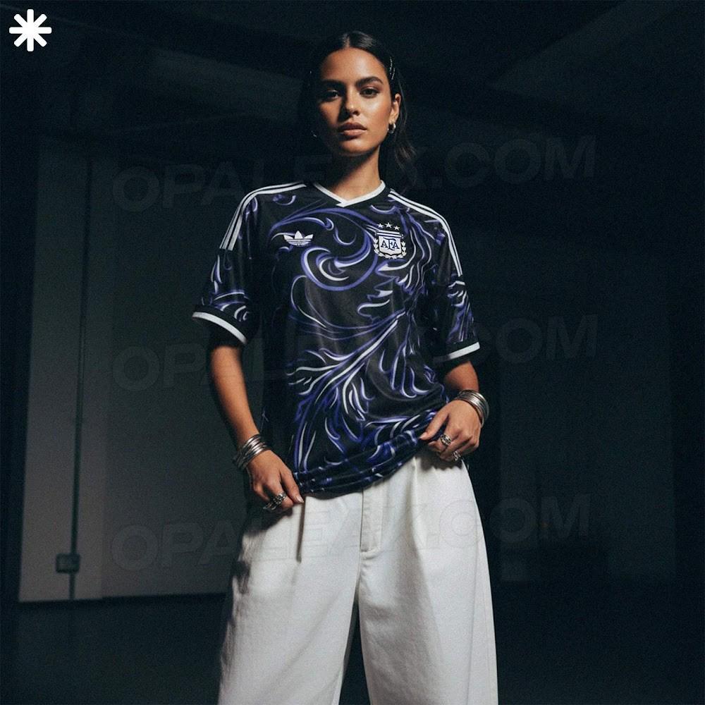 开云入口-阿根廷世界杯客场球衣曝光：黑色主色调，灵感源自阿根廷国花